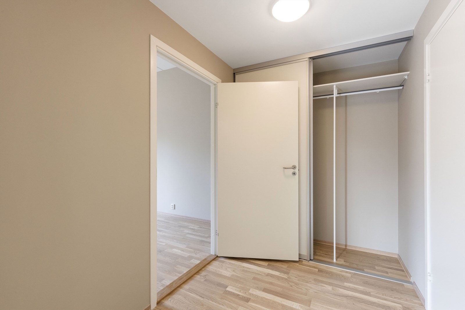 Entre med skyvedørsgarderobe. Galleribilde