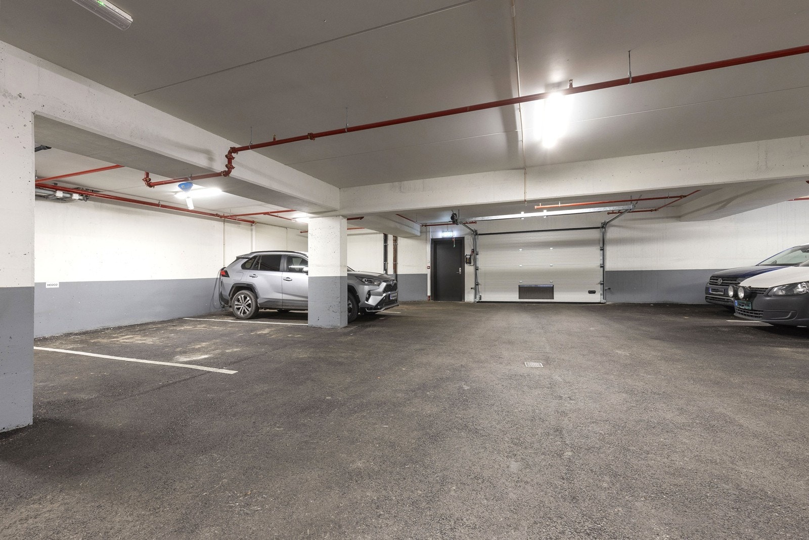 Leiligheten disponerer med en fast parkeringsplass i kjeller. Galleribilde