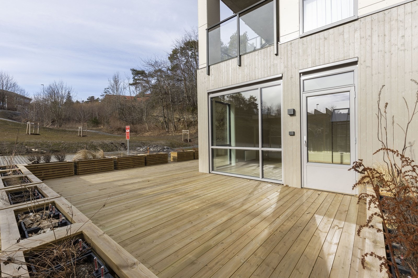 Med leiligheten følger det med en romslig markterrasse! Galleribilde