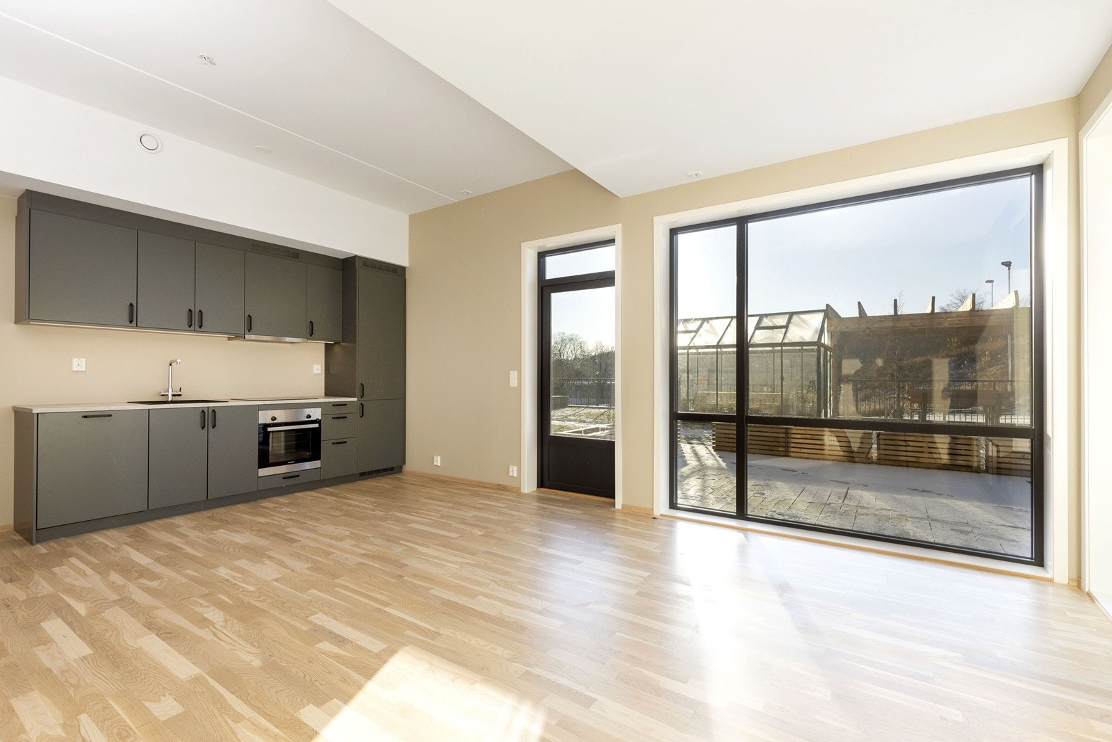 Et moderne Sigdal kjøkken med integrerte hvitevarer. Galleribilde