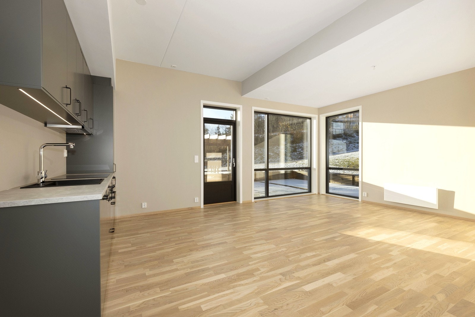 Stuen har åpen stue- og kjøkkenløsning utformet i en praktisk løsning. Galleribilde