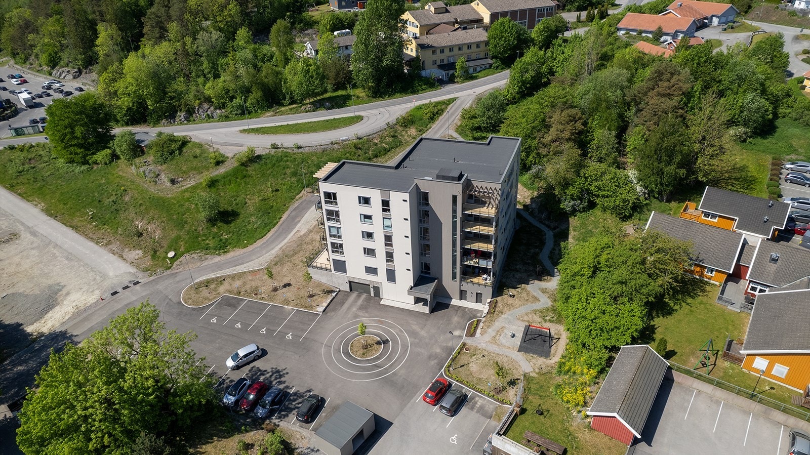 Fra eiendommen er det gåavstand til dagligvare, bussholdeplass og apotek. Galleribilde