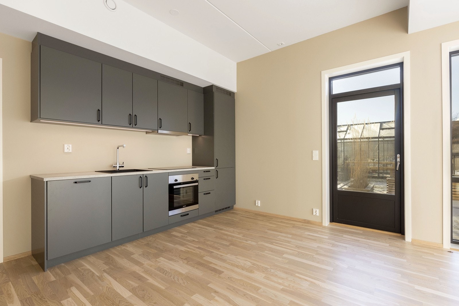 Rett ved kjøkken kan du ta med deg morgenkaffen og sette deg ut på terrassen. Galleribilde