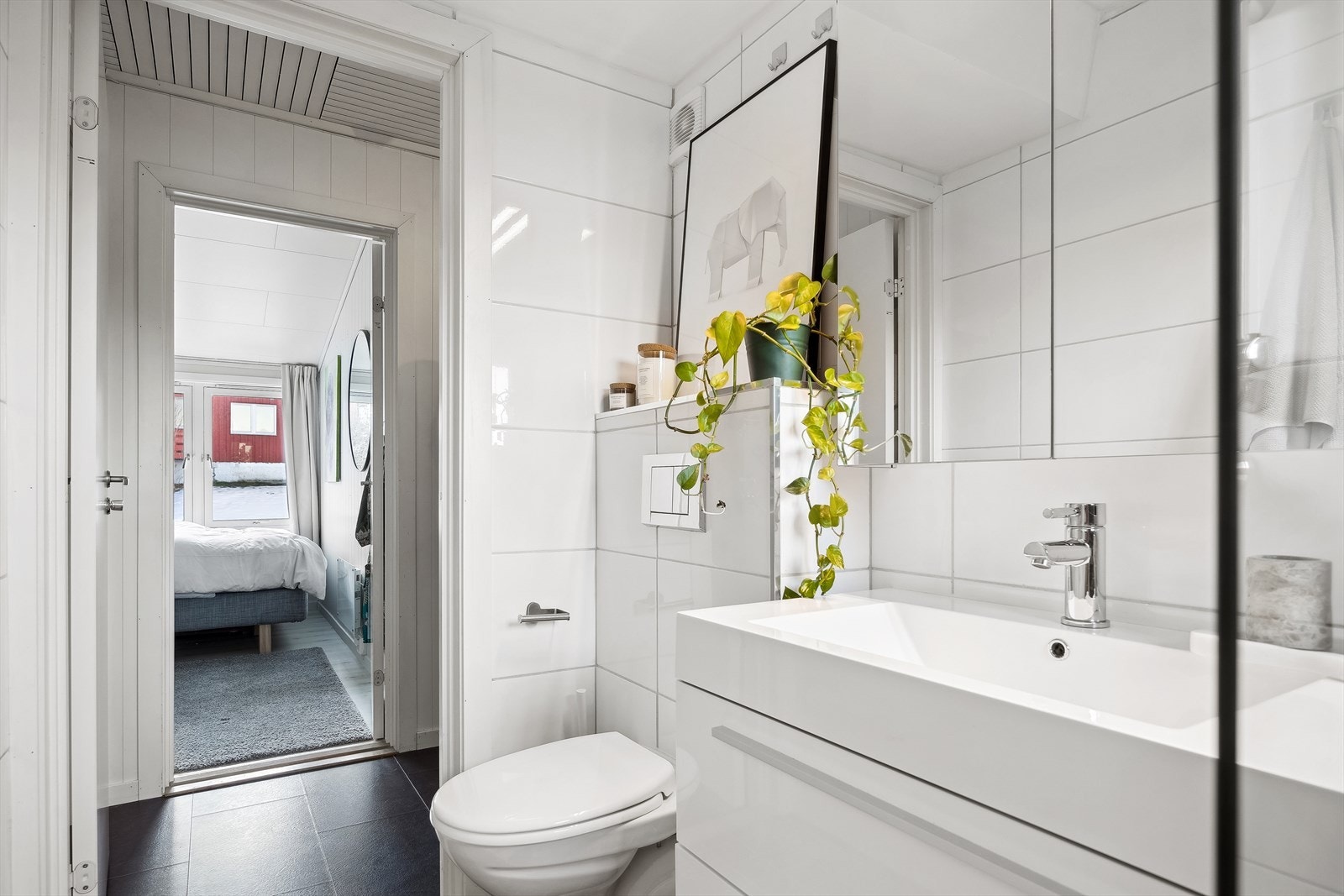 Badet er helfliset og har en moderne standard med gulvvarme som gir ekstra komfort. Galleribilde