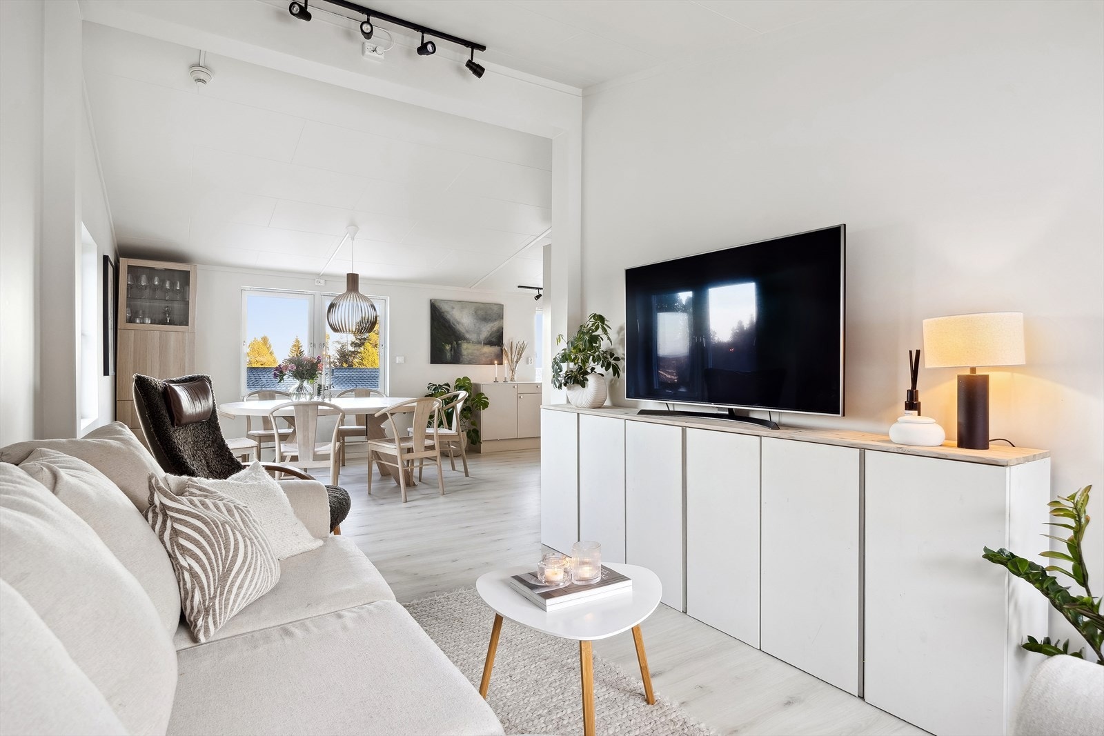 Denne flotte boligen ligger i andre etasje av en firemannsbolig og kombinerer gode planløsninger med nærhet til både natur og byliv. Galleribilde