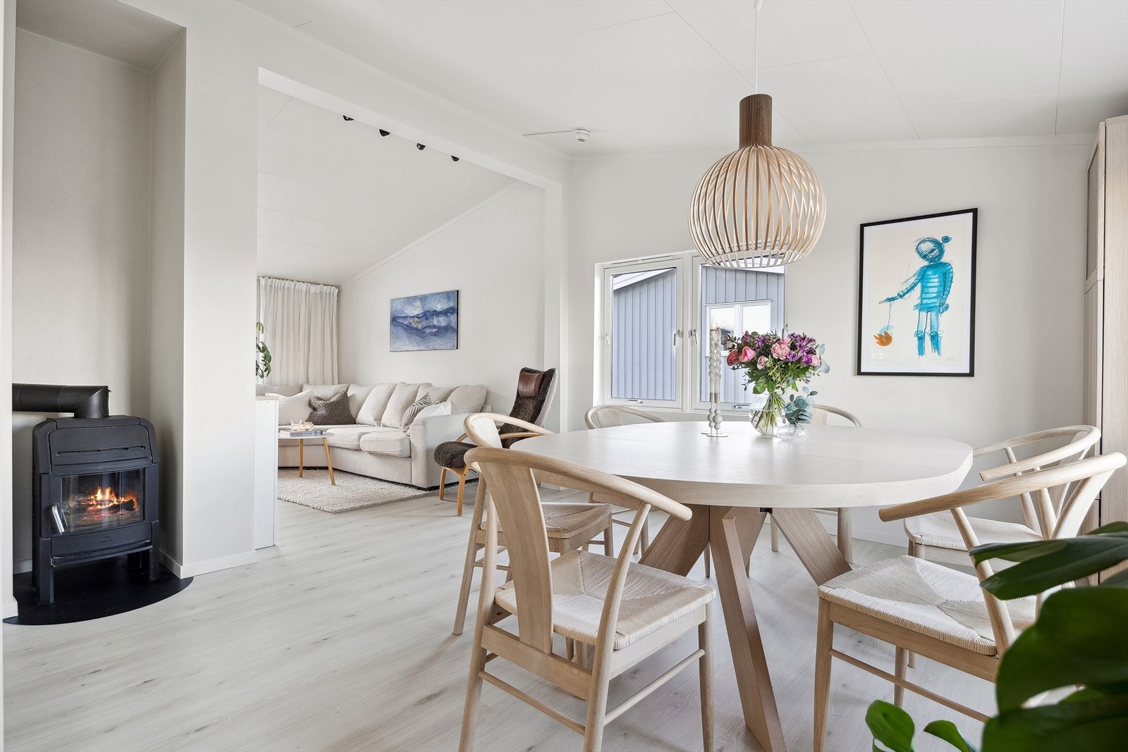 Stuen har god plass til både sofagruppe og spisebord, noe som gjør rommet svært anvendelig for både rolige hverdager og sosiale sammenkomster. Galleribilde