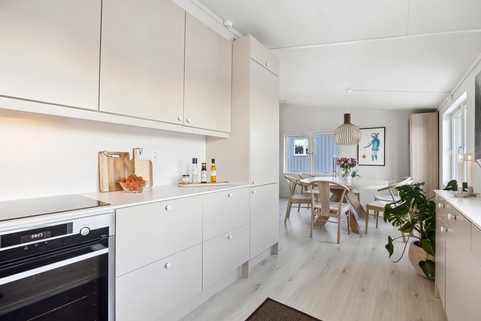 Kjøkkenet har meget god skap- og benkeplass. Galleribilde