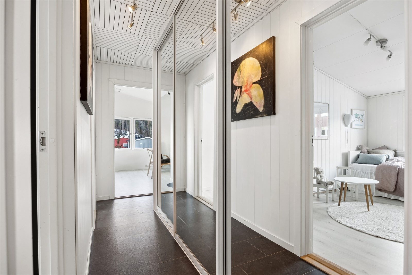 Entrèen er lys og innbydende og har god plass til oppbevaring av sko og yttertøy i skyvedørsgarderoben. Galleribilde