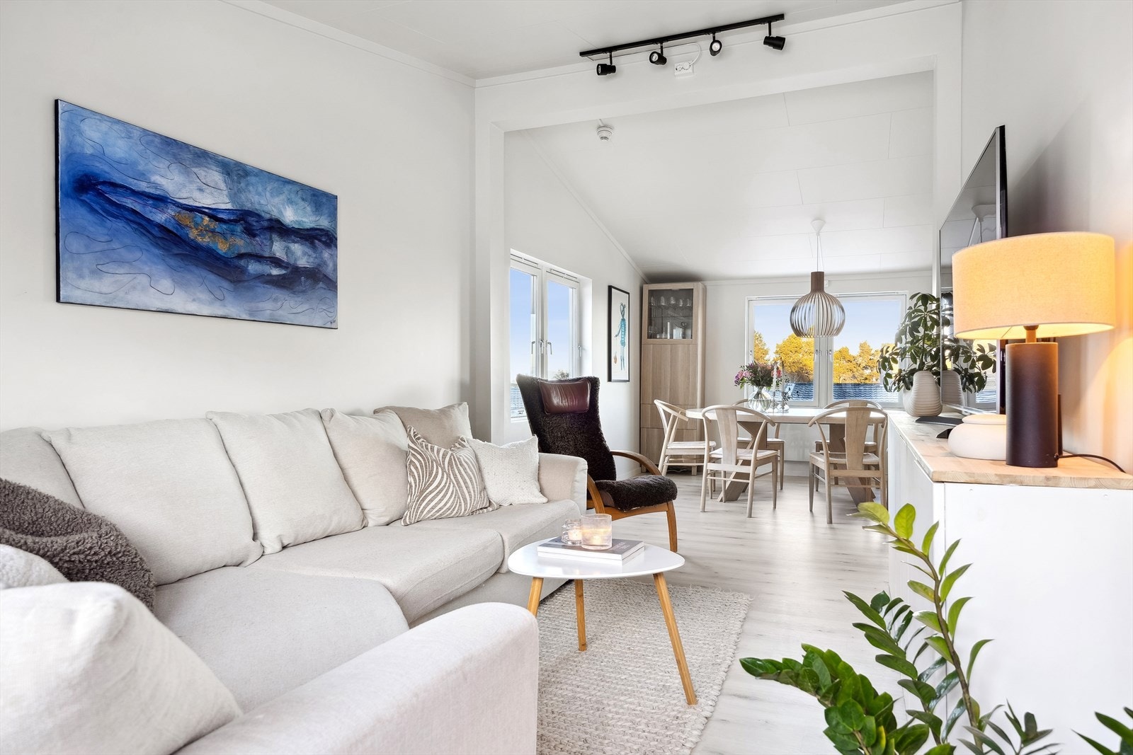 Boligen ligger i et området som preges av lite trafikk, gode turmuligheter og kort avstand til både skog og marka. Galleribilde