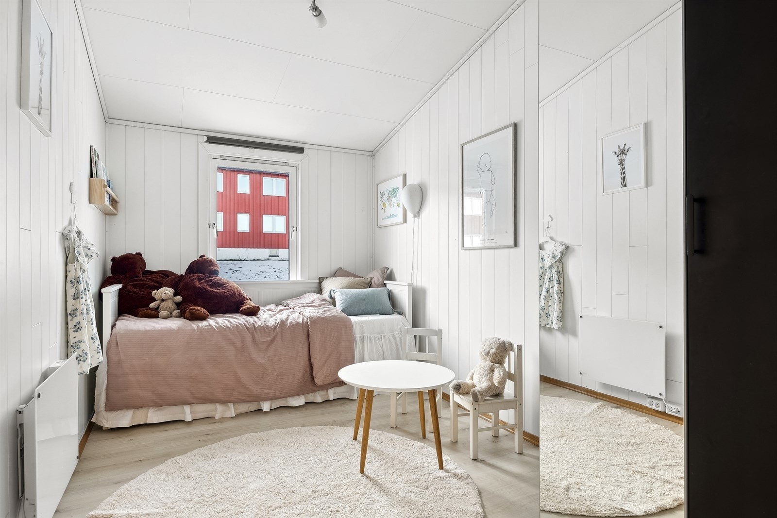 Dette rommet er innredet som soverommet og er på ca. 8 kvm. Har vindu, gode lysforhold og plass til seng og oppbevaring men er ikke godkjent som soverom. Galleribilde