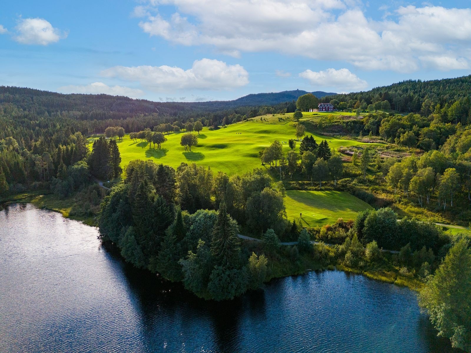 Badevannet Teisendammen og Trondheim golfklubb ligger like ved eiendommen. Galleribilde