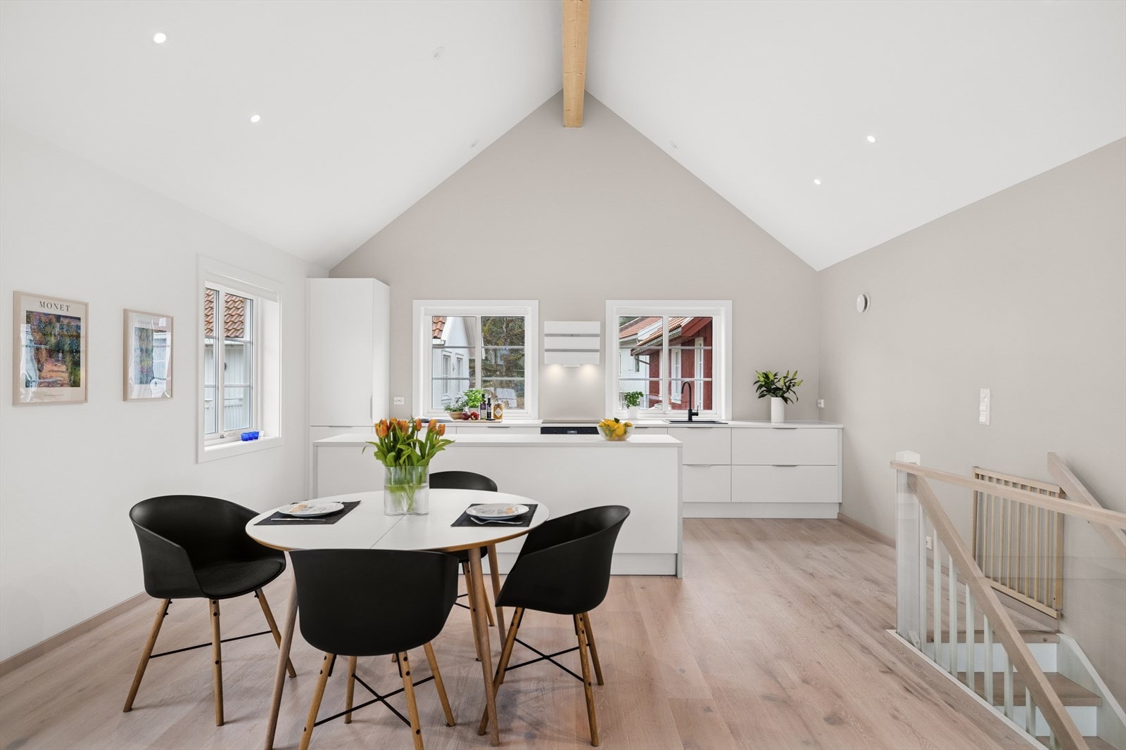 Stuen og kjøkkenet er samlet i en åpen løsning. Galleribilde