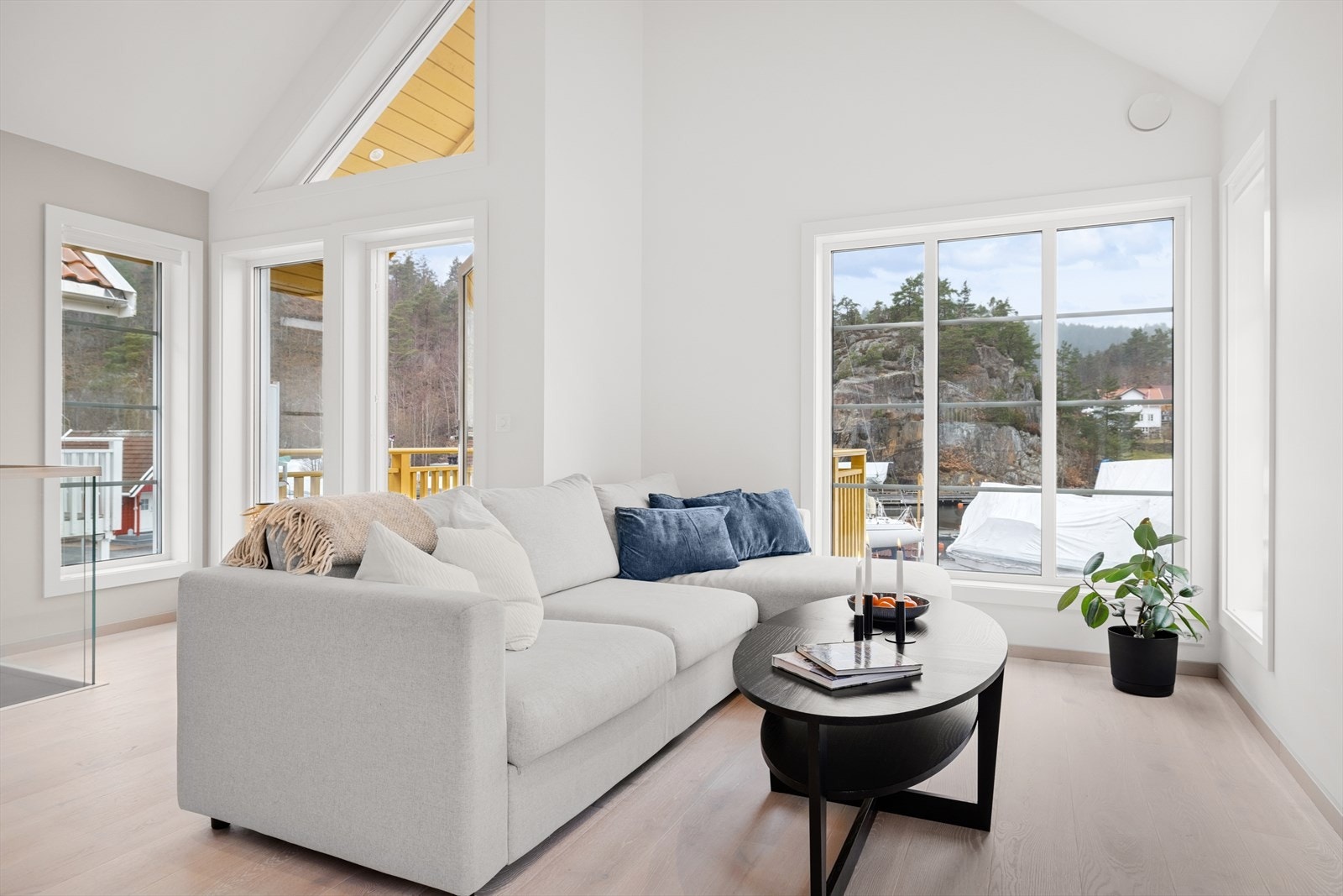 Stuen er svært lys og luftig, med en imponerende takhøyde. Galleribilde