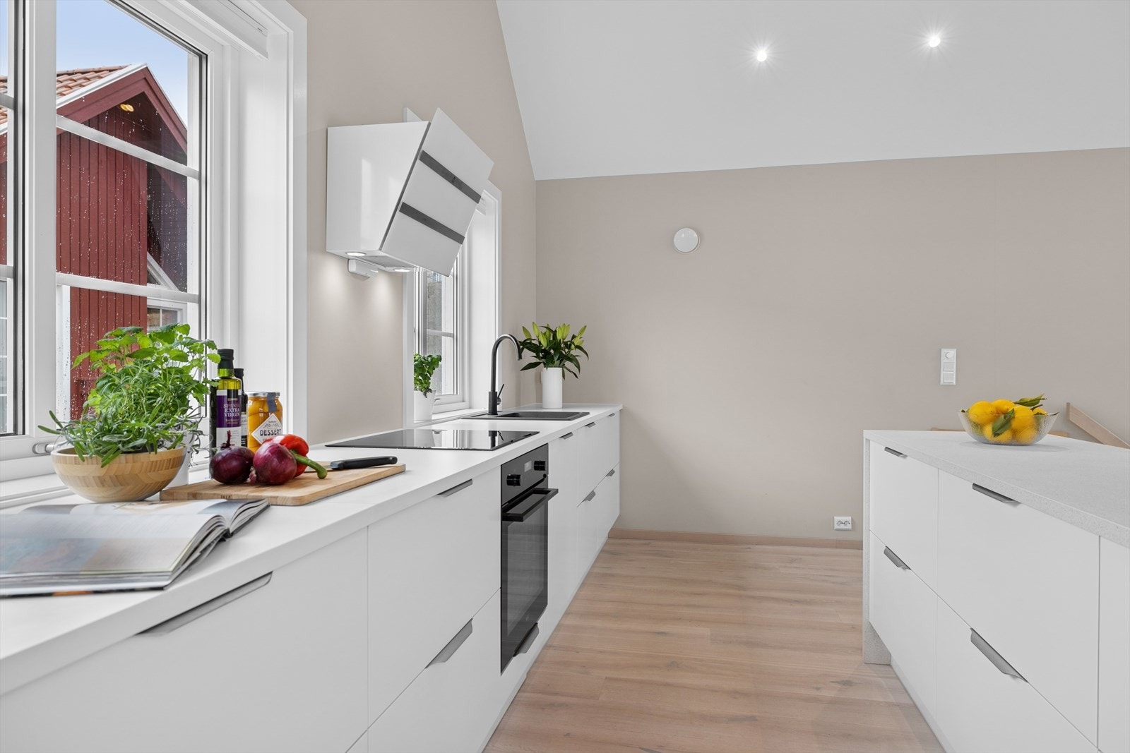 Integrert koketopp, komfyr, oppvaskmaskin og kjøl / frys. Komfyrvakt og automatisk lekkasjestopper er montert. Kjøkkenventilator med avkast ut. Galleribilde