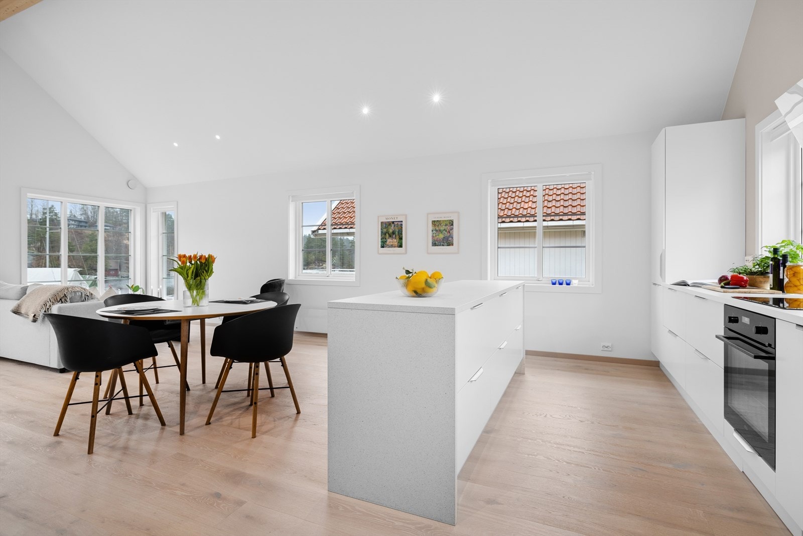 Kjøkkenet har en lys og moderne kjøkkeninnredning med slette fronter, og en flott kjøkkenøy. Galleribilde