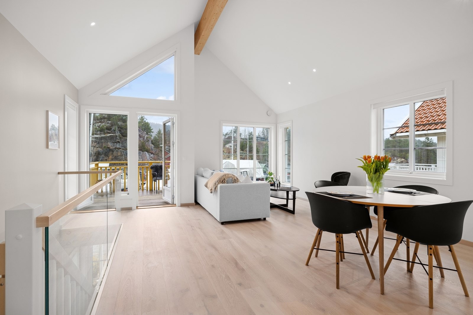 Fra stuen er det utgang til altanen. Galleribilde