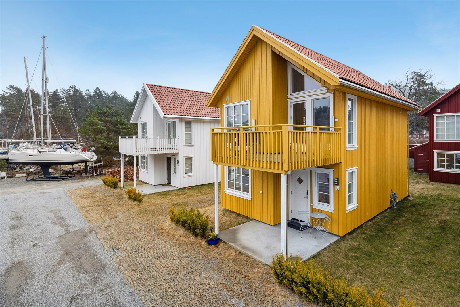 Fritidsboligen har fine uteplasser, og ligger et steinkast fra sjøen. Galleribilde