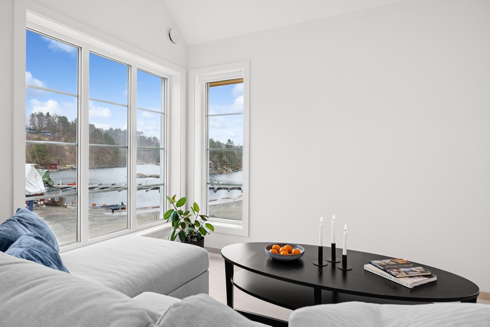 Her kan man sitte i sofakroken og følge med på aktiviteten på sjøen. Galleribilde