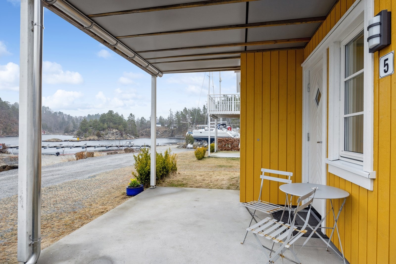 Herlig sitteplass ved inngangspartiet. Galleribilde