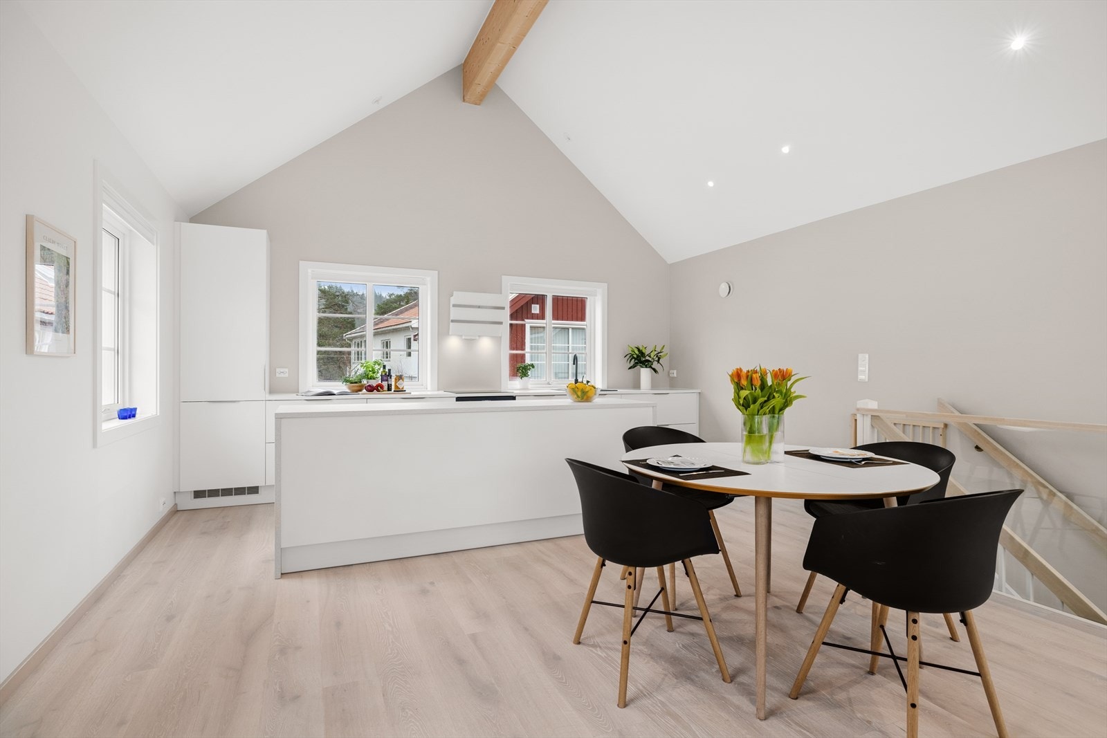 Det er god plass til spisebord ved kjøkkenet. Galleribilde