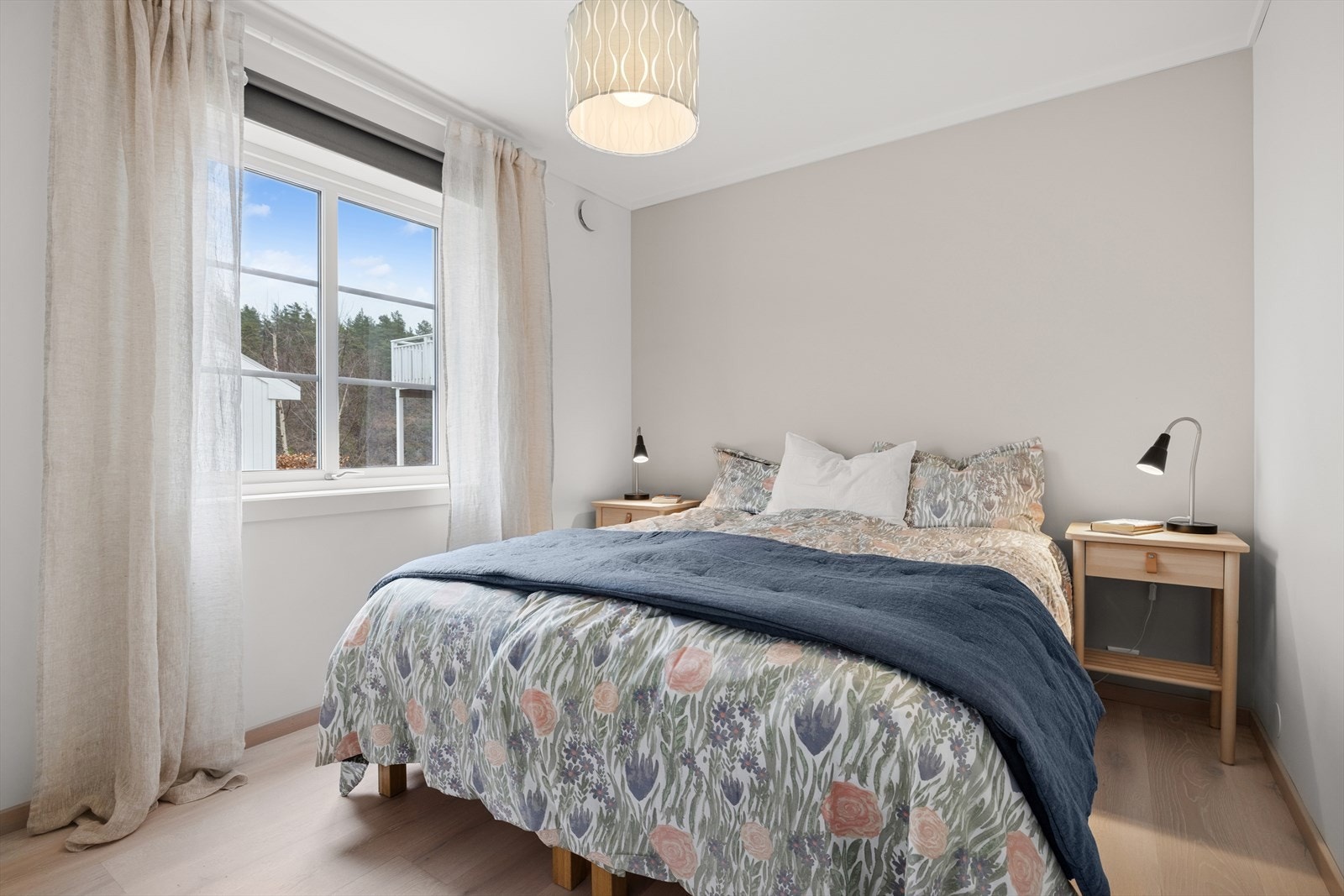 Soverom 1 er av god størrelse, og har fin parkett på gulvet, og malte flater på vegger og i himling. Galleribilde