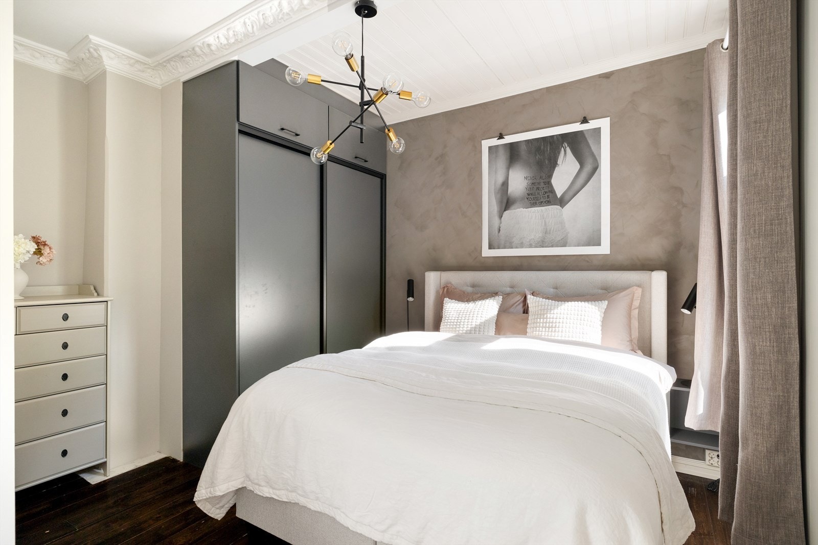 Innredet med garderobe og plass til ytterligere innredning Galleribilde