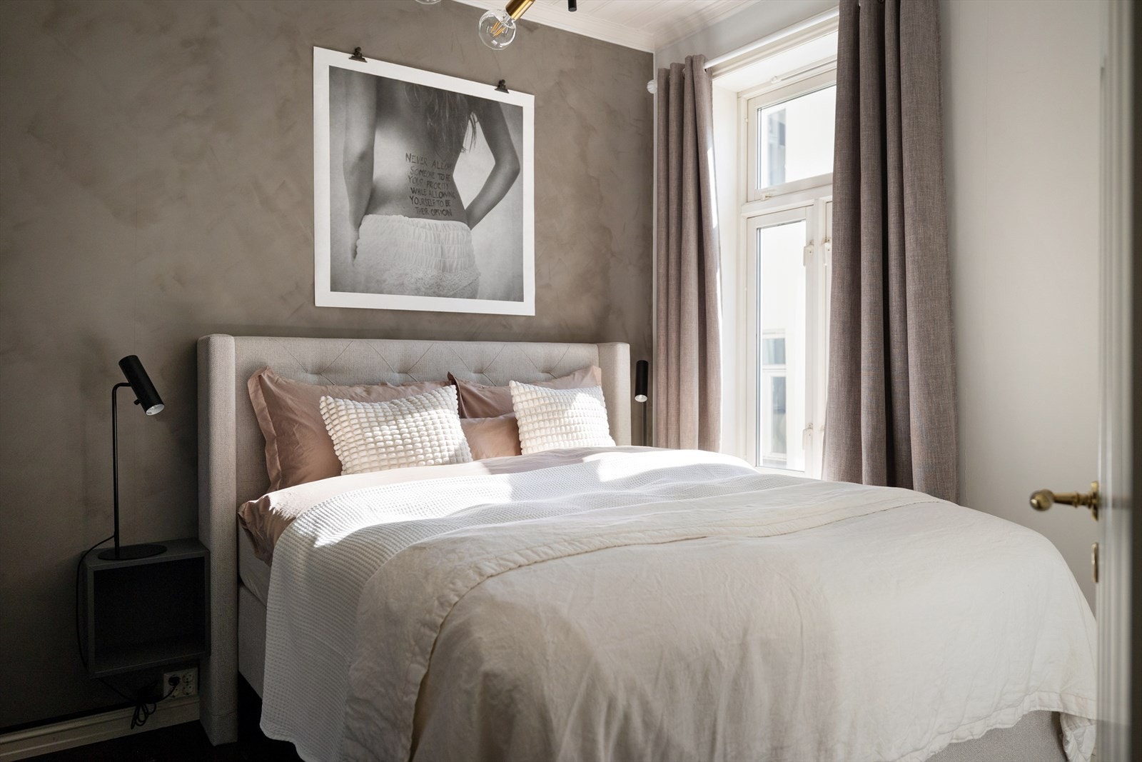 Hovedsoverom. Plass til dobbeltseng med tilhørende nattbord på begge sider Galleribilde