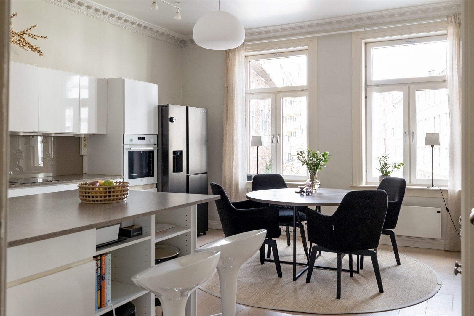 Praktisk kjøkkenøy med sitteplass til enkle måltider, samt plass til større spisebord Galleribilde