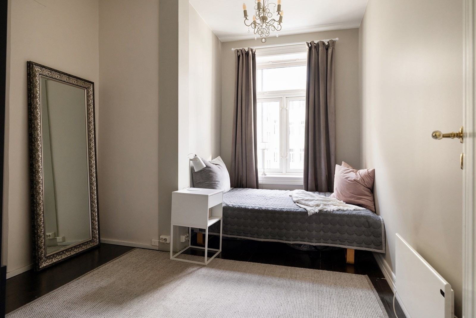 Soverom 3. Utgang til baktrapp hvor seksjonen disponerer liten bod Galleribilde