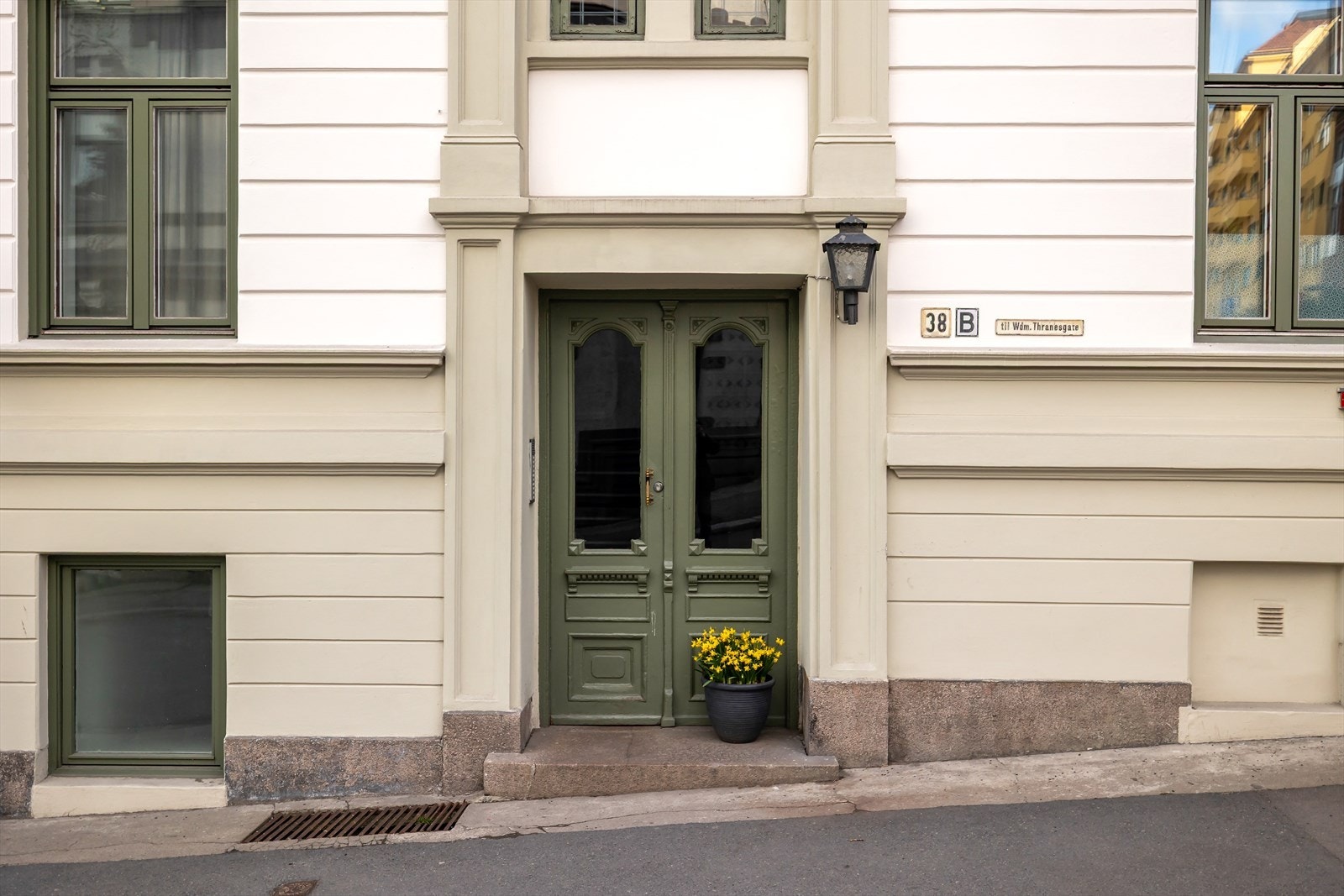 Inngangsparti. Inngang fra Fougstads gate Galleribilde