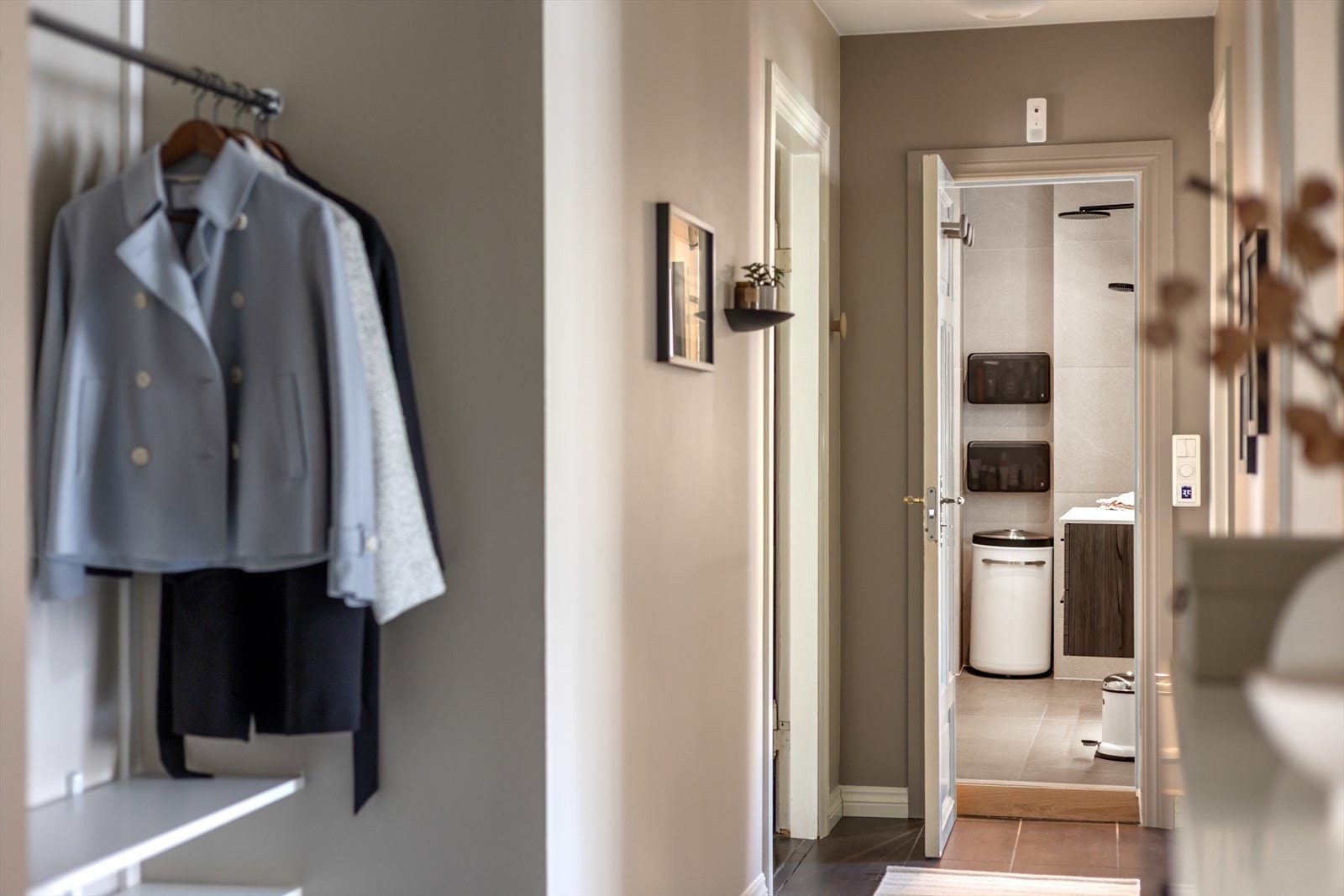 Gang mot baderom Galleribilde