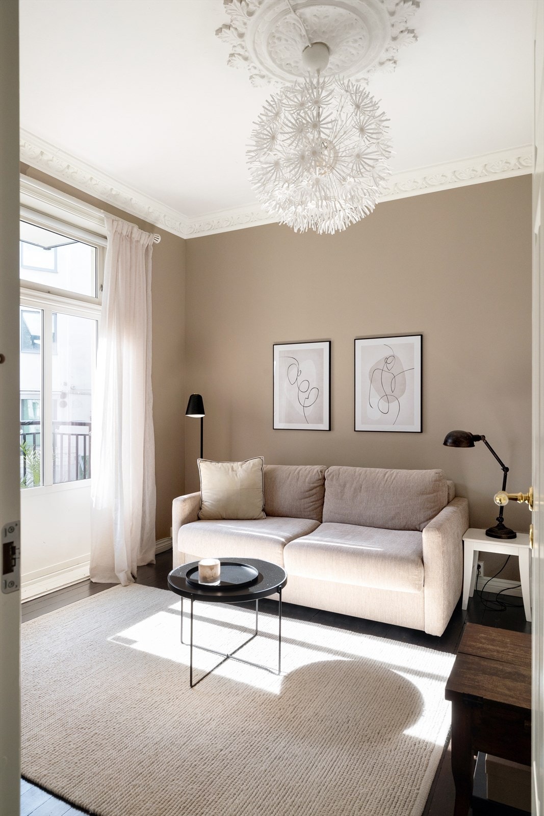 Gjesterom/TV-stue også med stukkatur og rosett Galleribilde