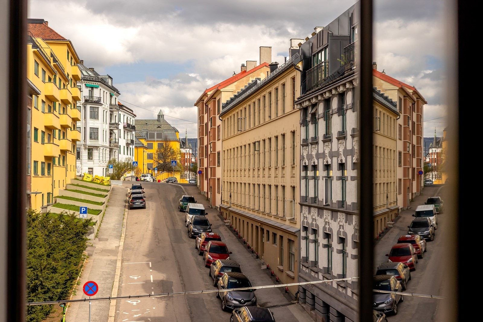 Både stue og spisestue har flott utsyn oppover Fougstads gate mot Ila skole Galleribilde