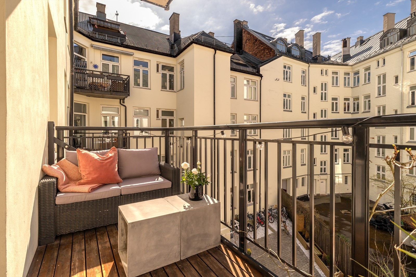 Solrik balkong mot skjermet bakgård Galleribilde