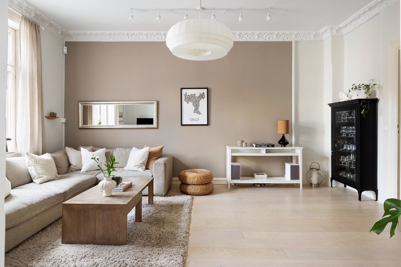 Både stue og spisekjøkken har behagelig gulvvarme med varmefolie under parketten Galleribilde