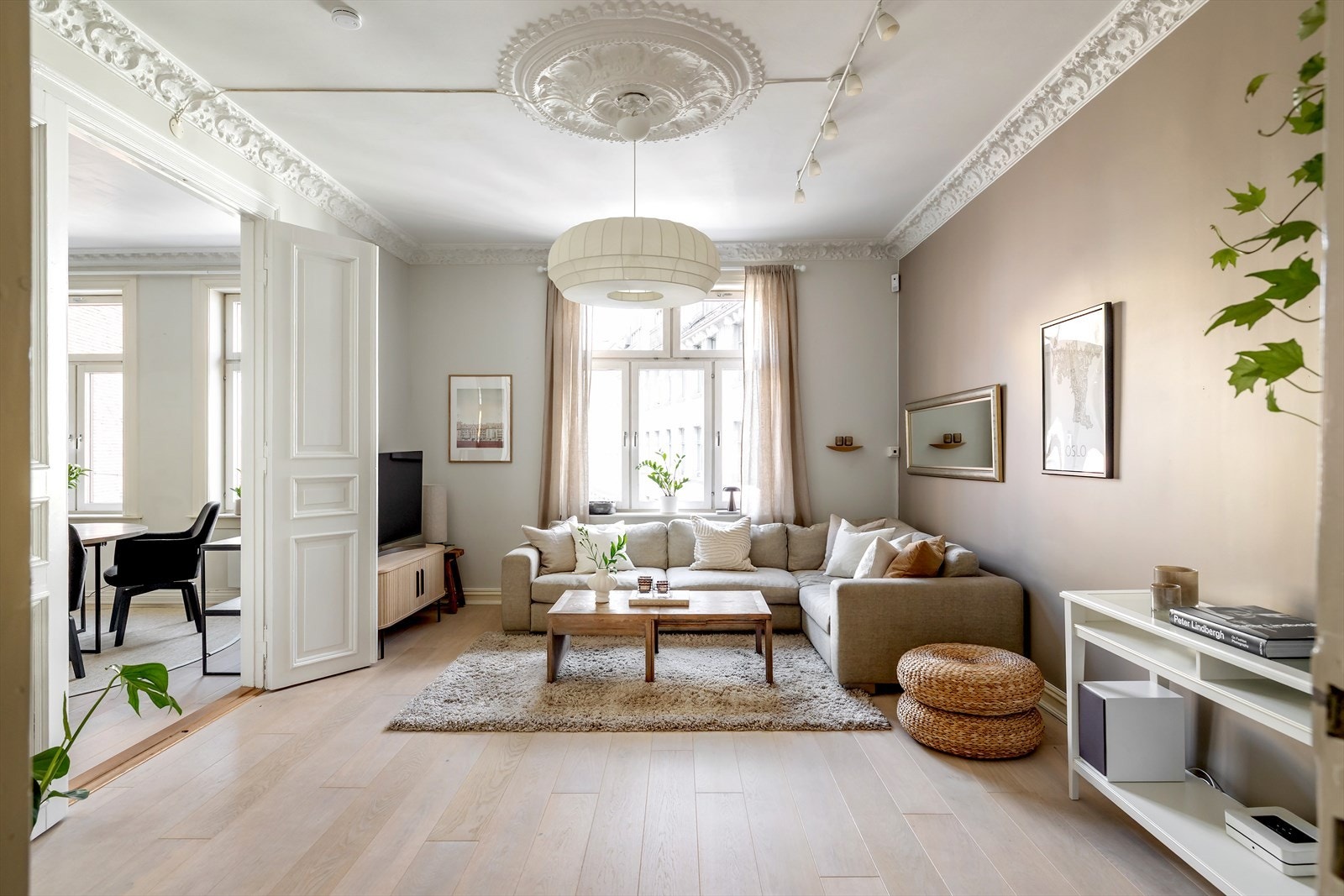 Luftig stue med god takhøyde og klassiske detaljer Galleribilde