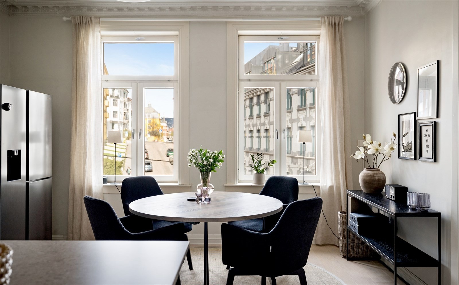 Hyggelig spiseplass med utsyn oppover Fougstads gate og Ila skole Galleribilde