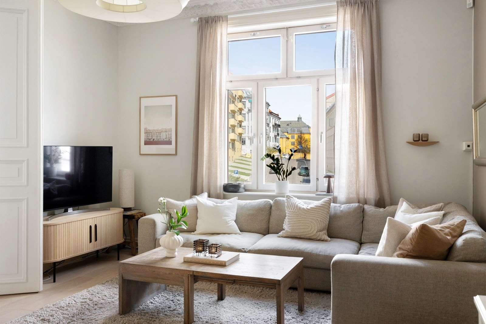 Stue. Fritt og hyggelig utsyn oppover Fougstads gate og Ila skole Galleribilde