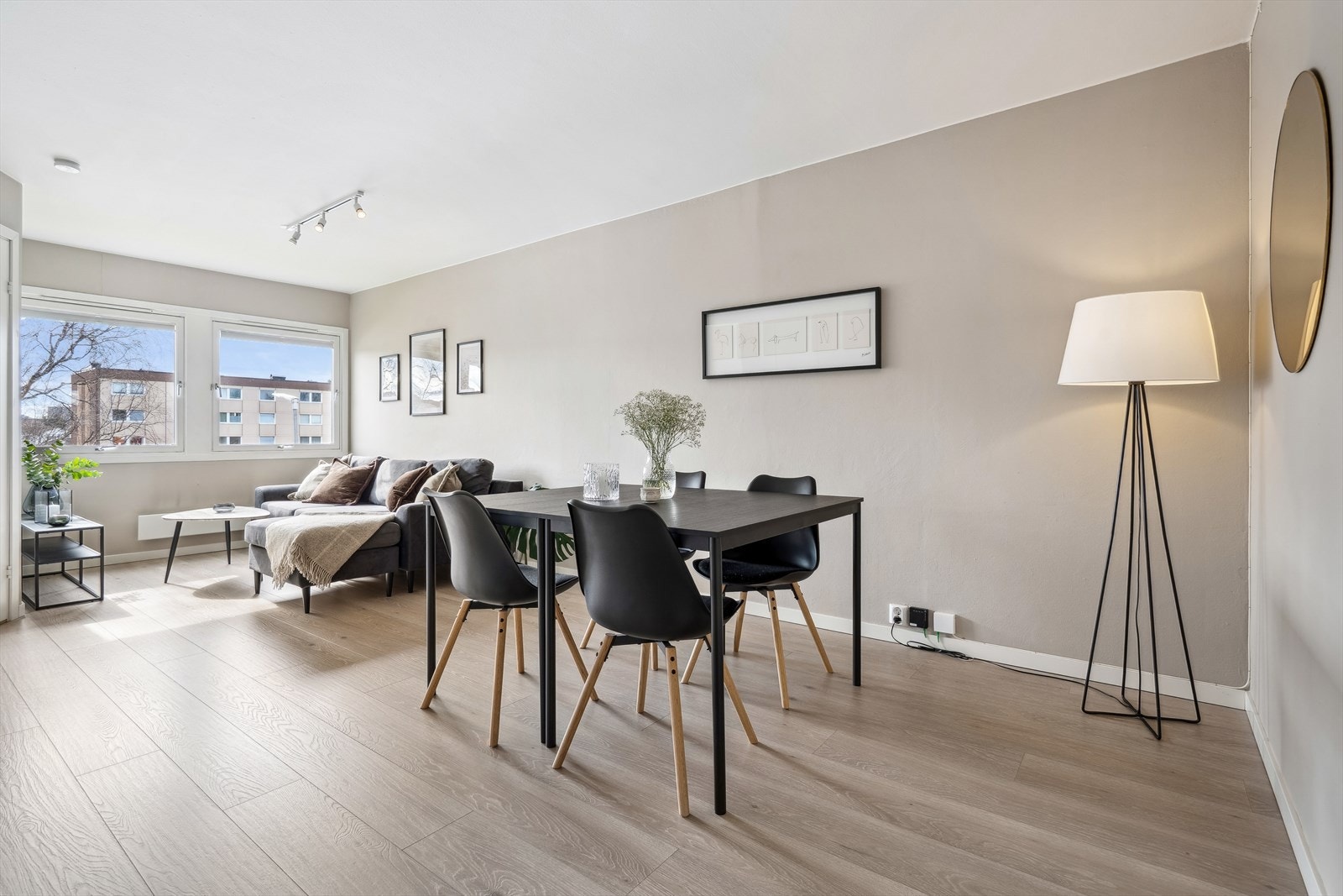 Leiligheten har en meget romslig åpen stue/kjøkkenløsning på gode 24 kvm. Galleribilde