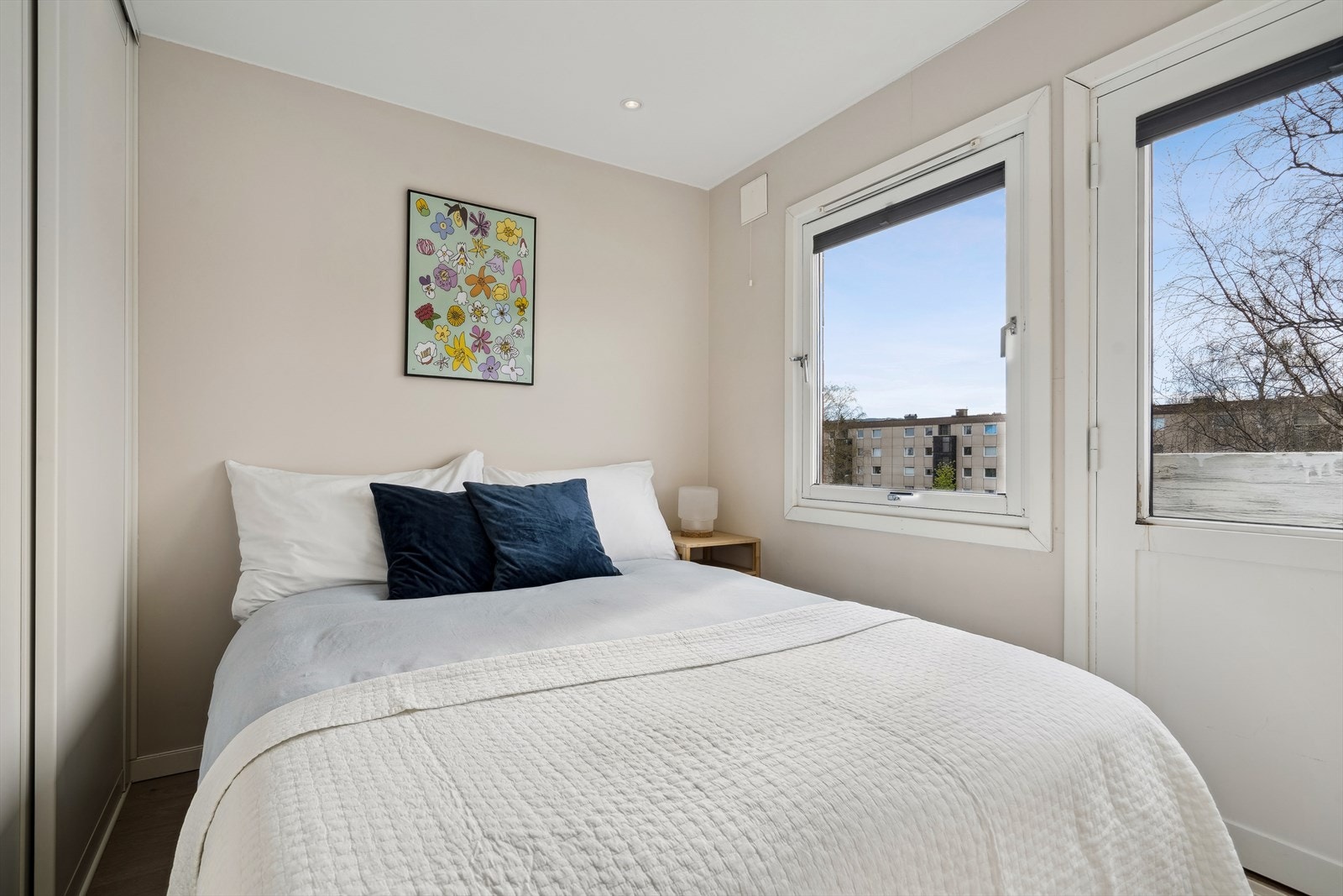 Romslig soverom på 7,5 kvm. med god plass til ønsket sengestørrelse, og stor skyvedørsgarderobe innredet med kurvsystem og stang til oppheng av klær. Galleribilde