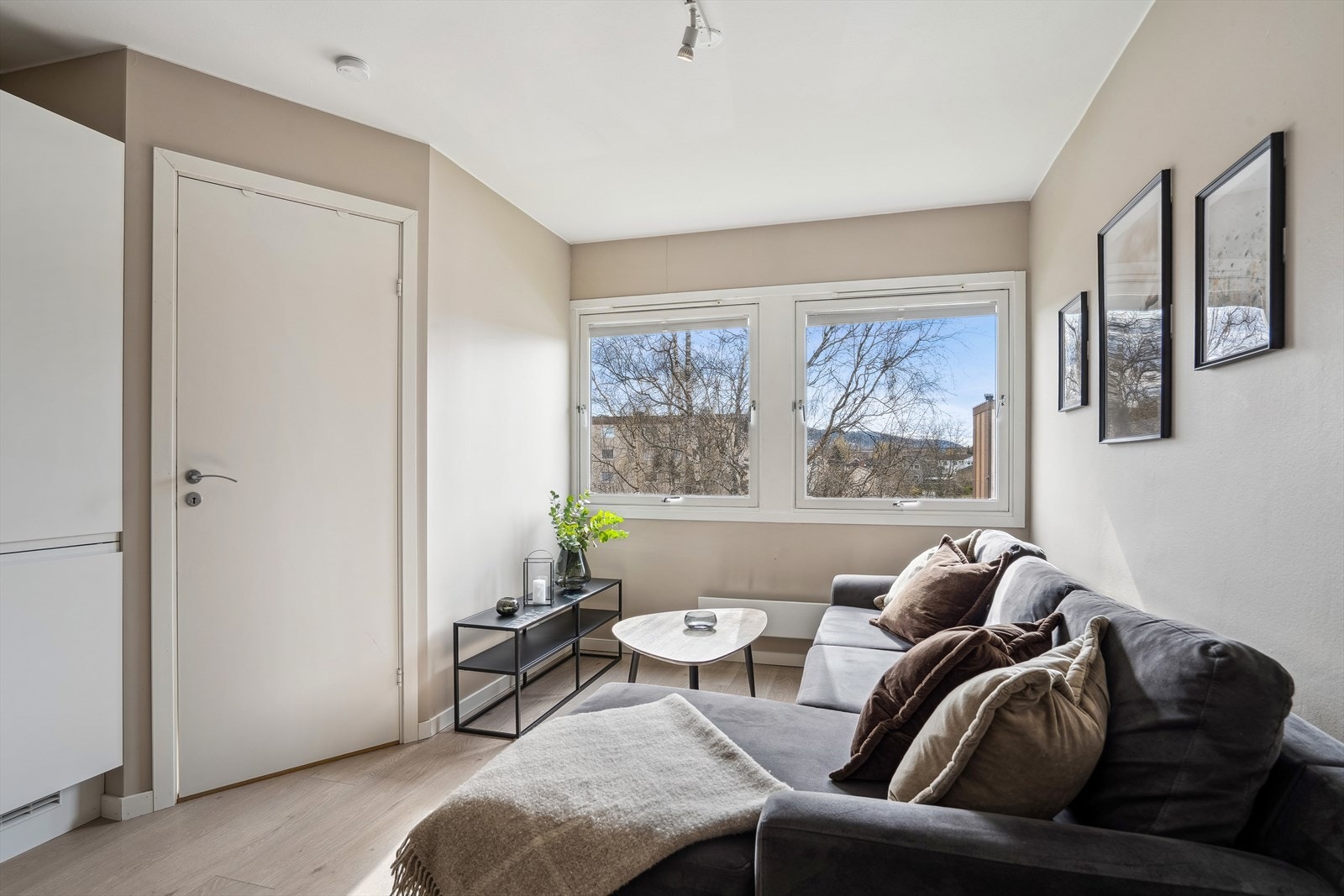 Leiligheten har rikelig med naturlig lys og en fin atmosfære. Galleribilde