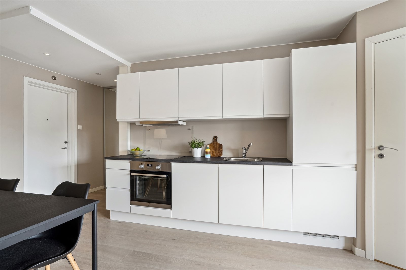 Kjøkkenet har godt med skapplass, med både over og underskap, samt integrert kjøleskap og fryser. Galleribilde