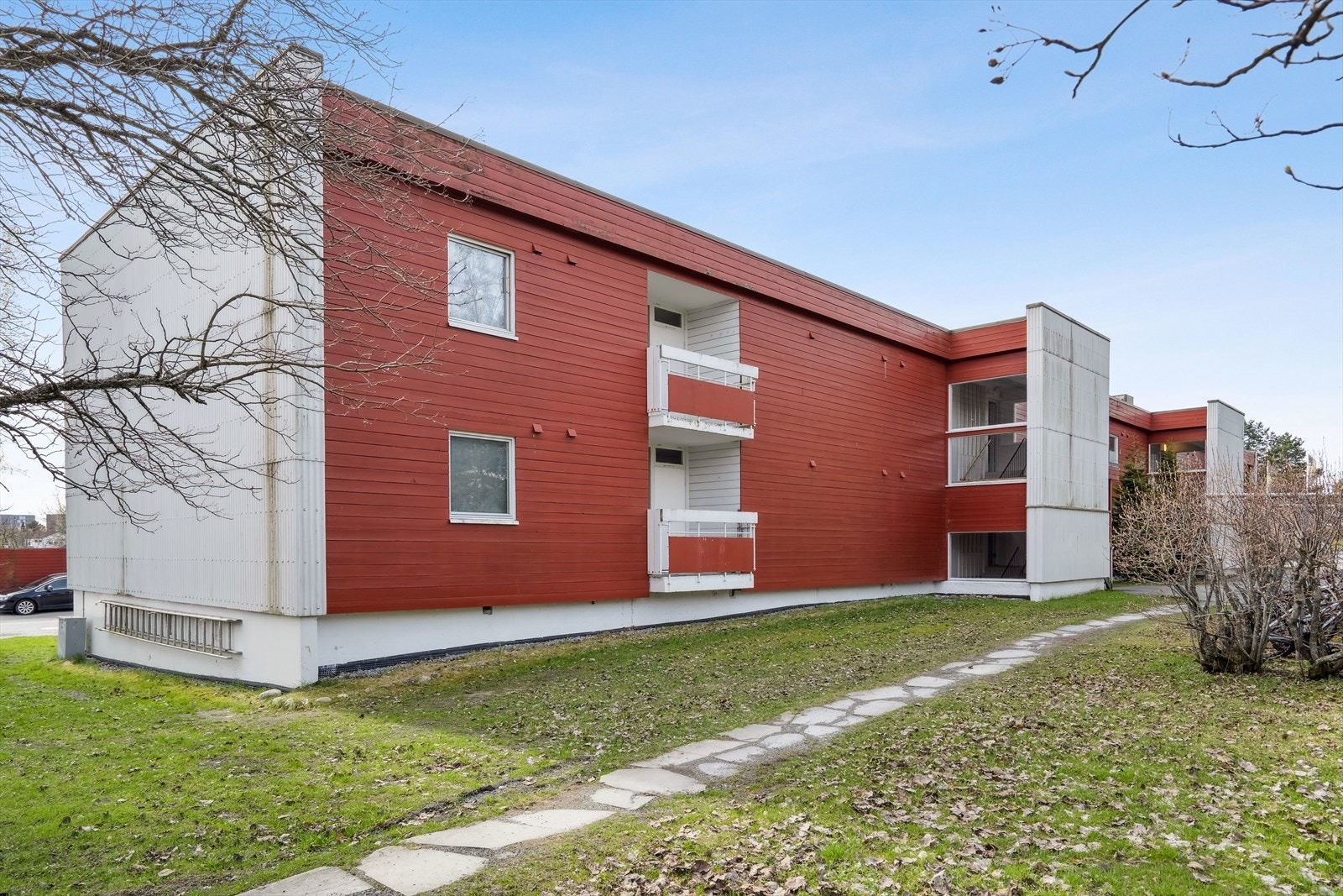 Det er planlagt fasadeendring i borettslaget hvor balkong til leiligheten vil bli bygd på. Galleribilde