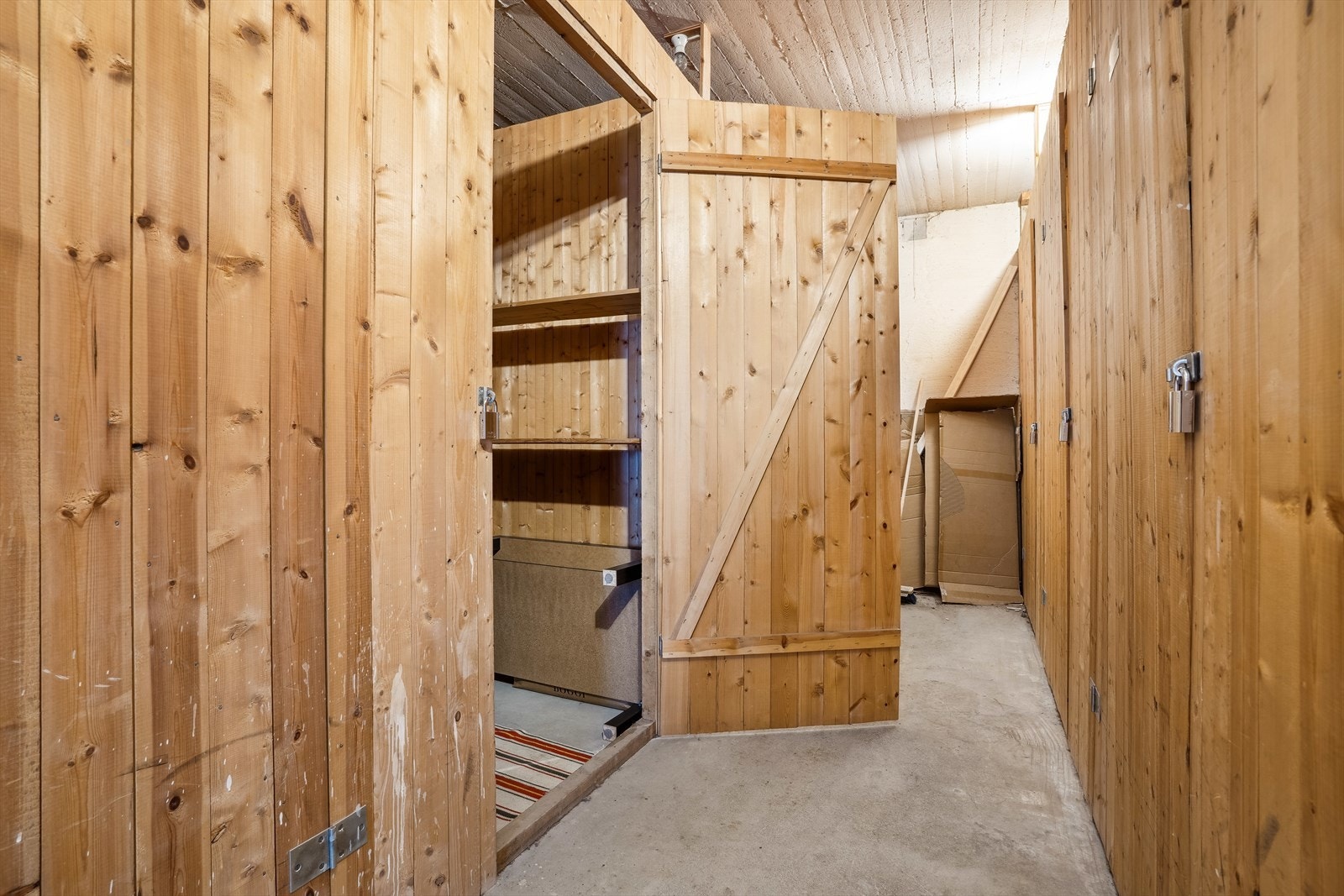 Godt med oppbevaringsplass i bod tilknyttet leilighet i 2. stage og i ekstern bod i kjeller. Galleribilde