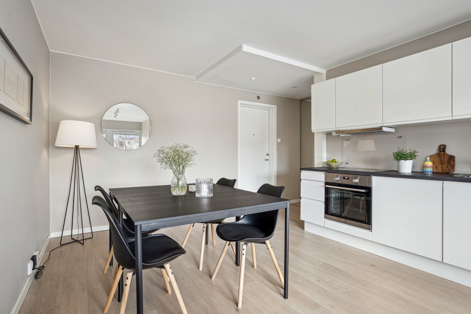 Det er god plass til separat spisegruppe i den åpne stue/kjøkken løsningen. Galleribilde