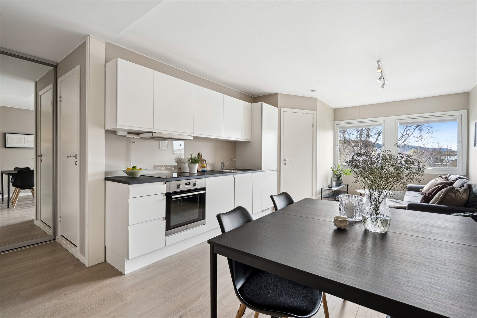 Kjøkkenet er flyttet ut til stuen i senere tid, noe som gjør planløsningen mer brukervennlig. Galleribilde