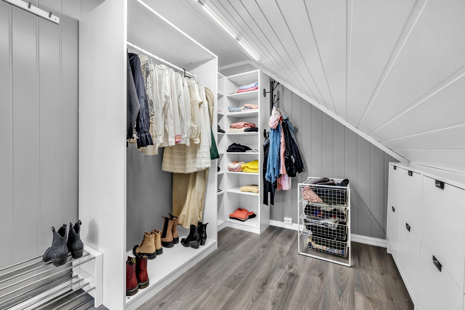 Stor omkledningsrom med rikelig av oppbevaringsplass. Galleribilde