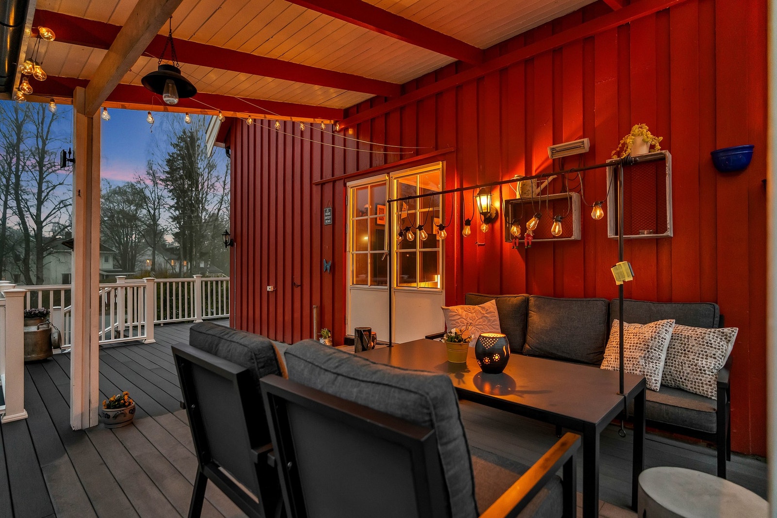 En veranda som inviterer til morgenkaffe i sola, rolige sommerkvelder og små pauser i hverdagen. Galleribilde