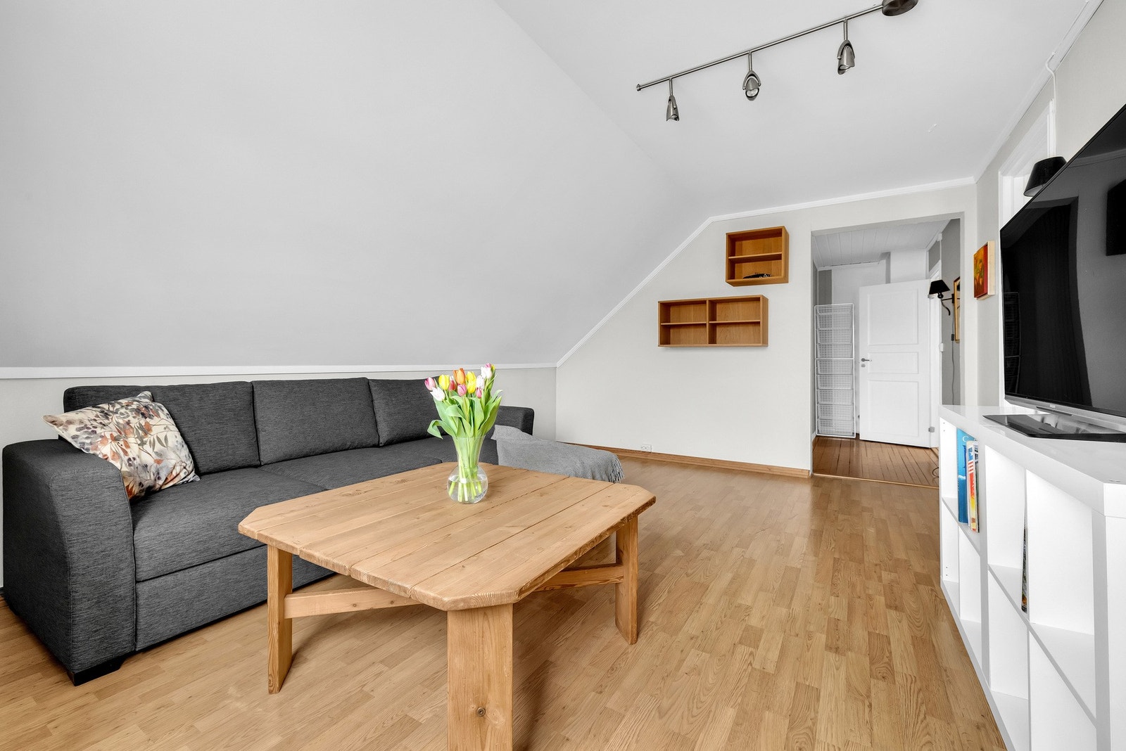 En lun og avslappet loftstue - perfekt for filmkvelder, spill og rolige søndager. Galleribilde