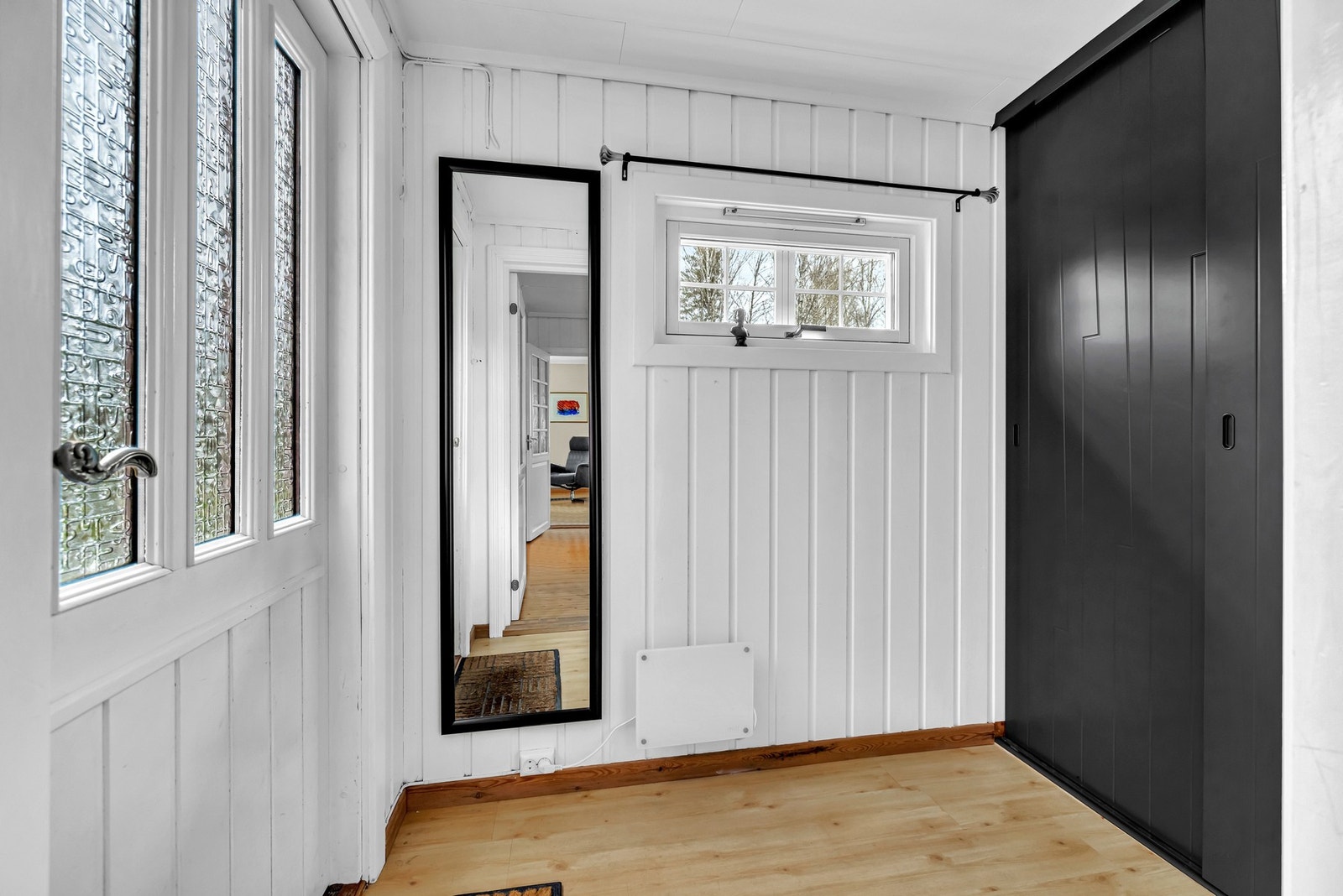 Stor og praktisk skyvedørsgarderobe i entré. Galleribilde